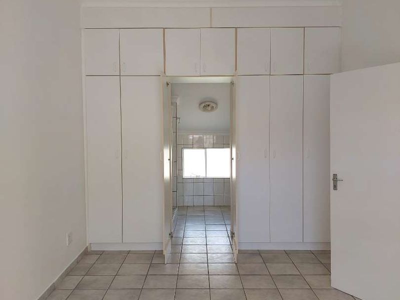 Very Spacious, Neat as a Pin Townhouse in Secure Complex with a Pet Friendly Garden - Photo 7