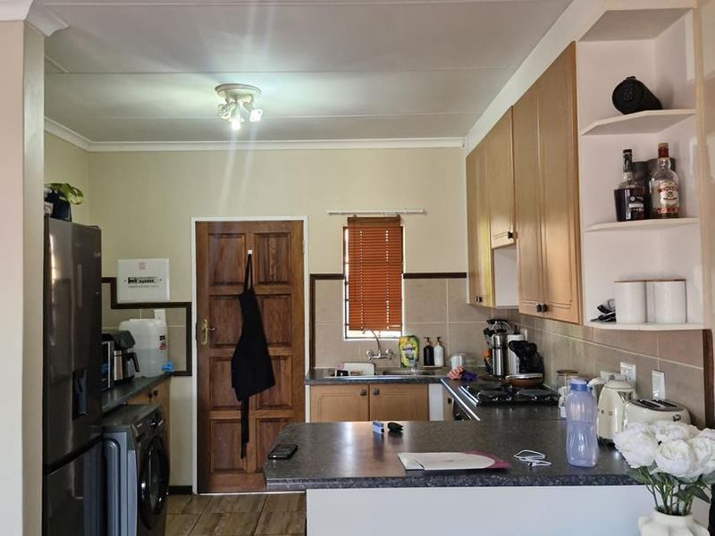Stunning two bedroom top unit in Mooikloof Ridge Estate - Photo 6