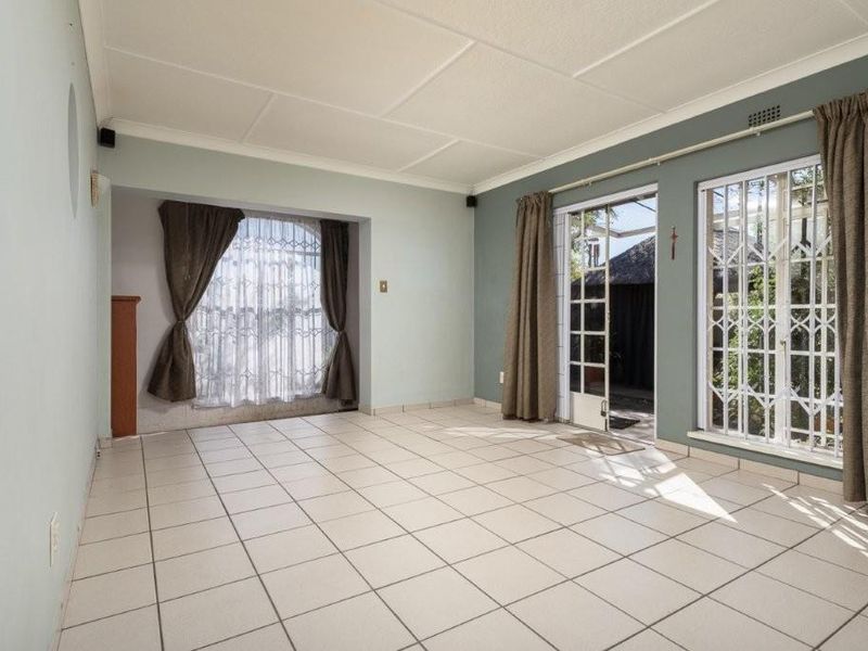 Cozy 2-Bedroom Linmeyer Gem with Flatlet & Carport - Photo 3