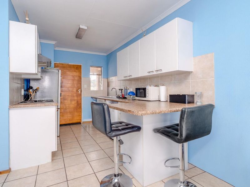 NEAT TOP-FLOOR APARTMENT IN WELTEVREDEN PARK - Photo 6