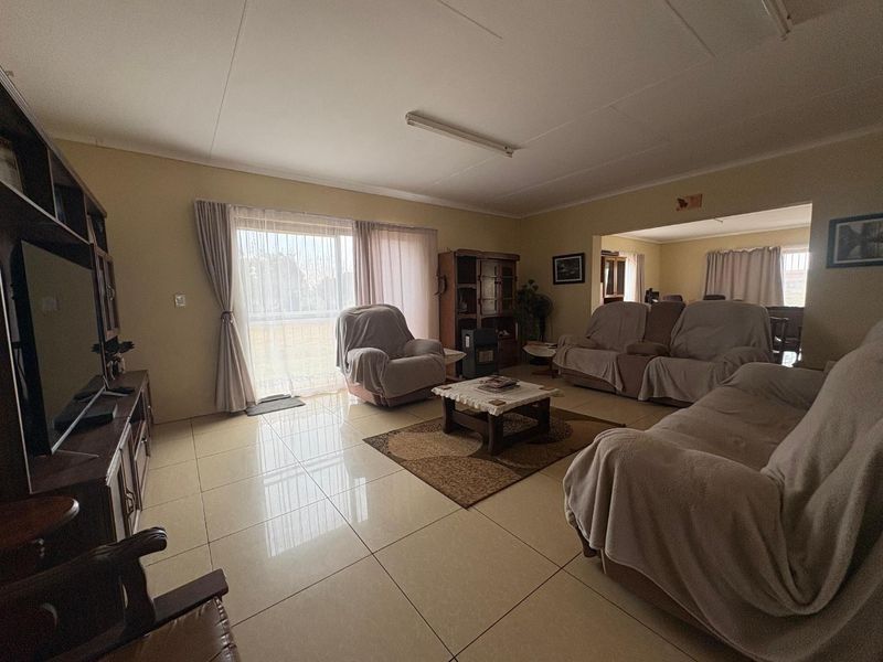 Prime 4.5-Hectare Property Featuring Main House, Cottage & Development Potential - Photo 7