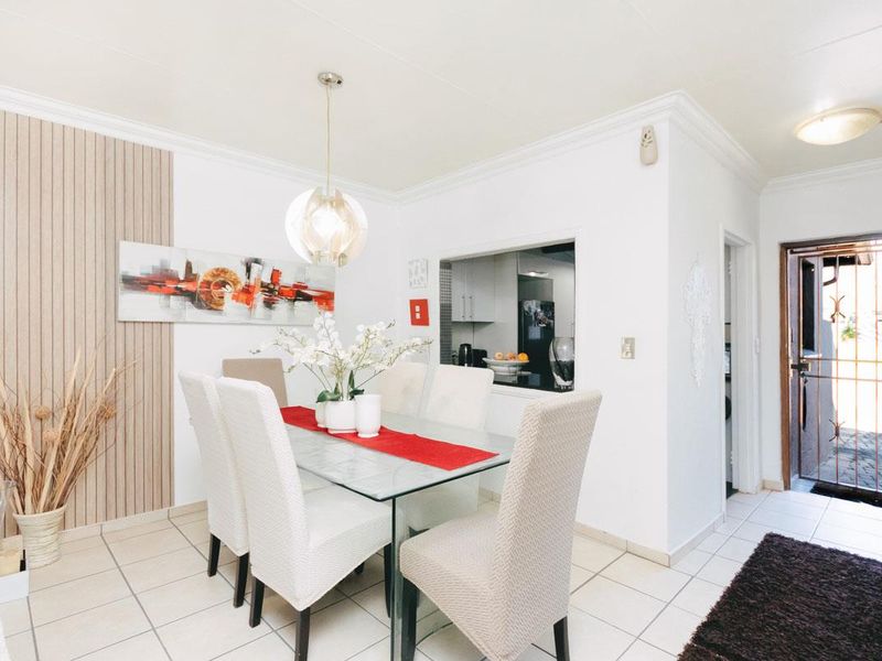 Neat 2 bedroom 2 bathroom unit for sale in Weltevreden Park Roodepoort - Photo 4