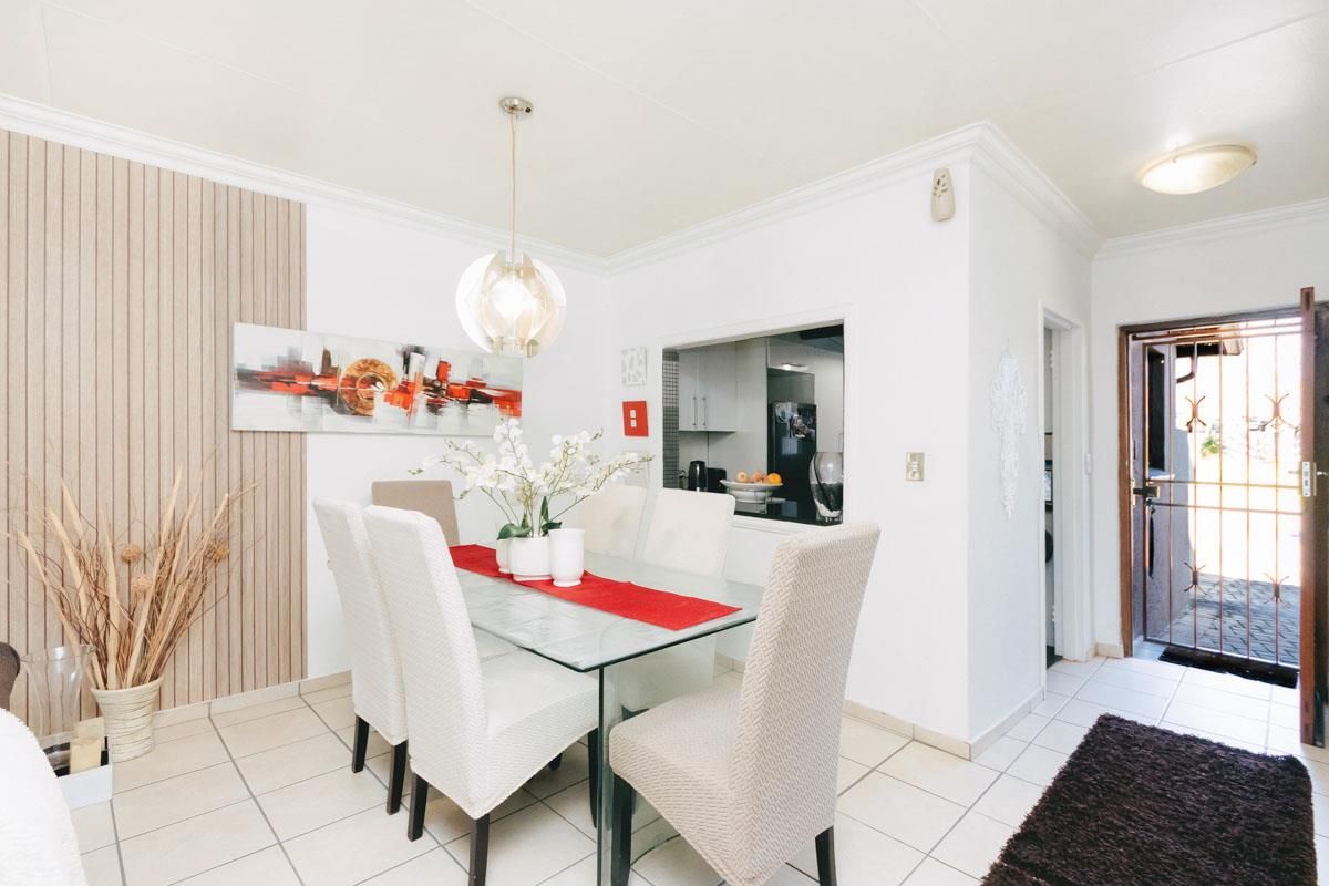 Neat 2 bedroom 2 bathroom unit for sale in Weltevreden Park Roodepoort - Photo 4