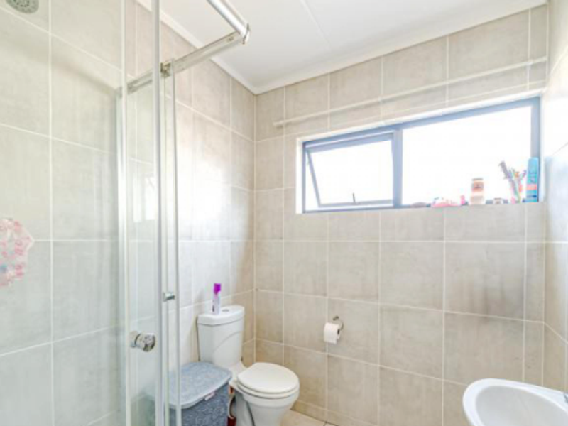 "Stylish 1-Bed in GreenCreek: 5 Mins to The Grove!" - Photo 8