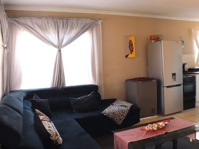 Townhouse for sale in Protea Glen Estates - Photo 6