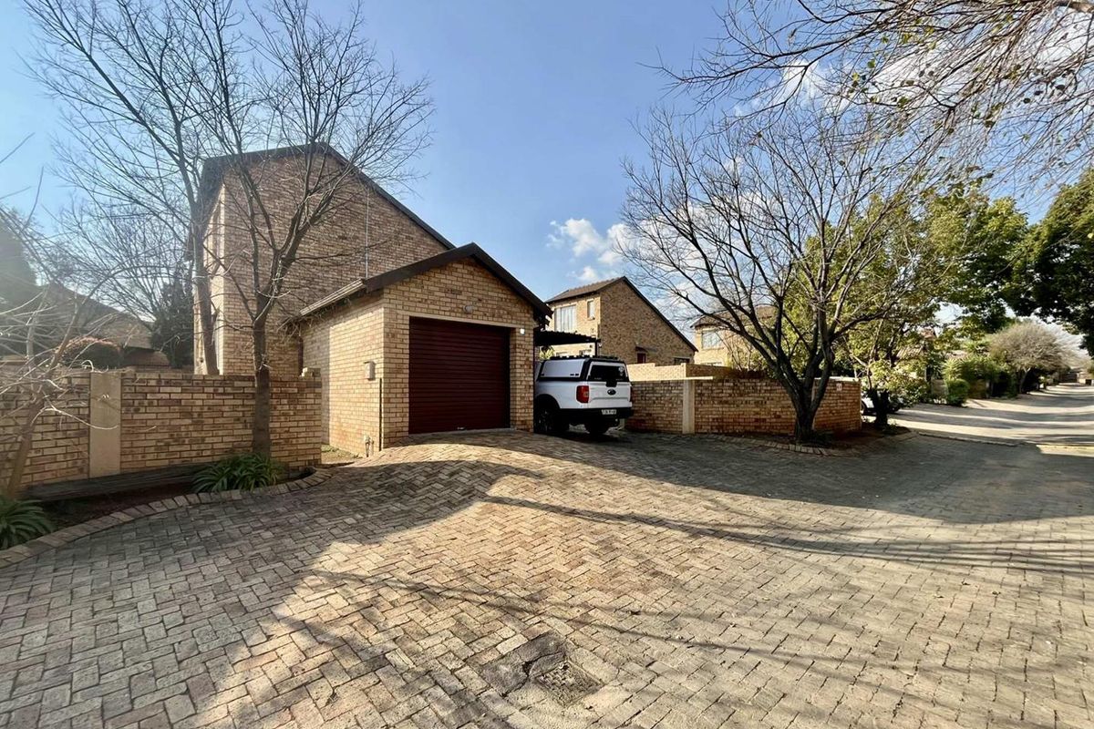 Beautiful 2-Bedroom Duplex with Generous Yard in Rooihuiskraal North - Photo 3
