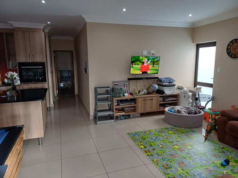 Flexible Layout Home Ideal for Airbnb or Large Families - Photo 5
