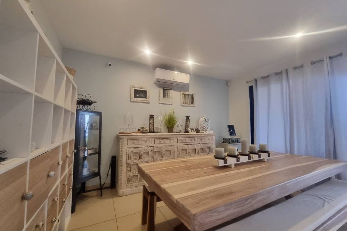 Situated against a hill in Kleine Kuppe with the most beautiful views in Windhoek! - Photo 3