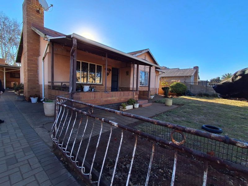 3-Bedroom Family Home with Swimming Pool, Garage & Secure Pet-Friendly Garden - Photo 1
