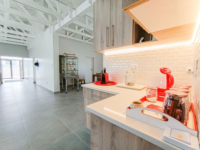 Stunning Freestanding Home - Photo 3