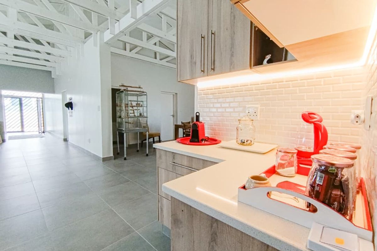 Stunning Freestanding Home - Photo 3