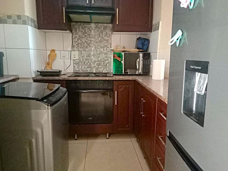 Two Bedroom For Sale In Glenwood - Photo 2