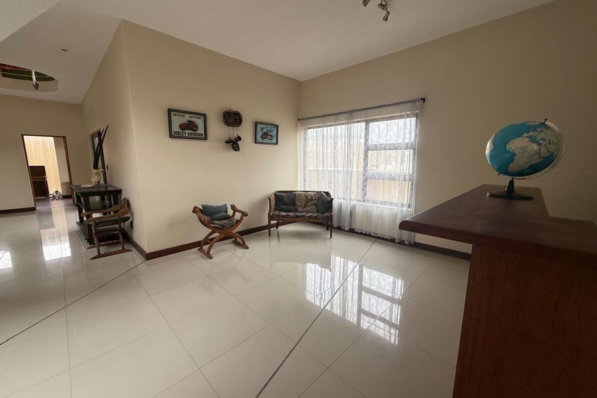 FOR SALE- 5 BEDROOM, DOUBLE-STOREY, SEA VIEW HOUSE IN VOGELSTRAND, SWAKOPMUND, NAMIBIA - Photo 4