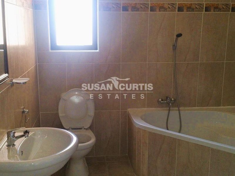 Modern one level family home - Photo 7