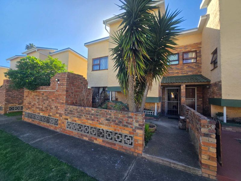 Spacious 3-Bedroom Duplex with Braai Patio & Pool Views | Belmore Park, Westering - Photo 2