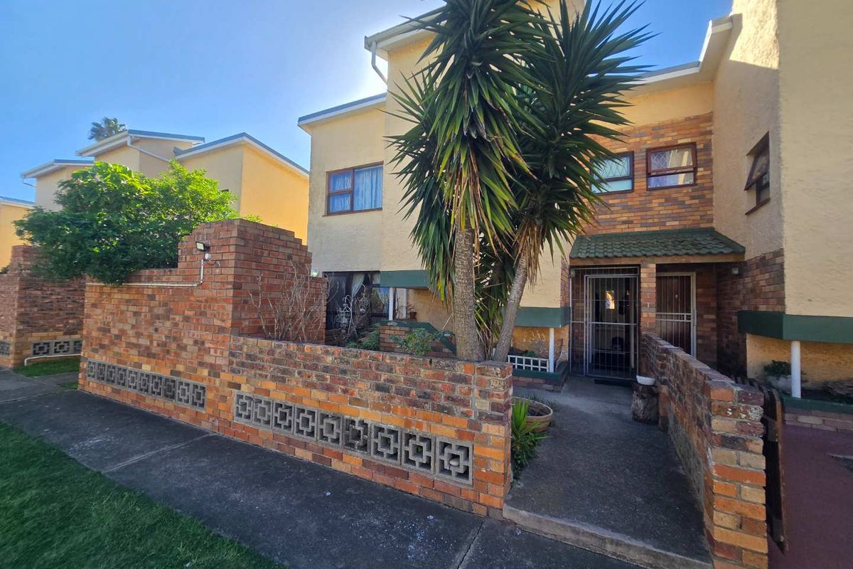 Spacious 3-Bedroom Duplex with Braai Patio & Pool Views | Belmore Park, Westering - Photo 2