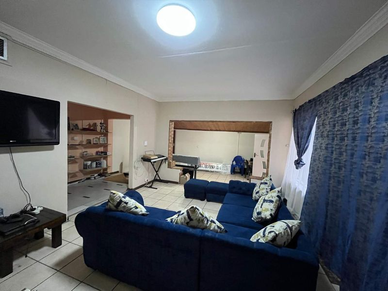 Spacious Family Home with Separate Flatlet – Ideal for Extended Living - Photo 2