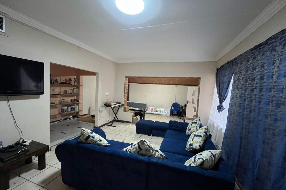 Spacious Family Home with Separate Flatlet – Ideal for Extended Living - Photo 2