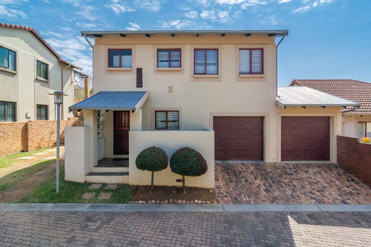 Family friendly estate in a prime location, close to schools, shops, and more!" - Photo 5