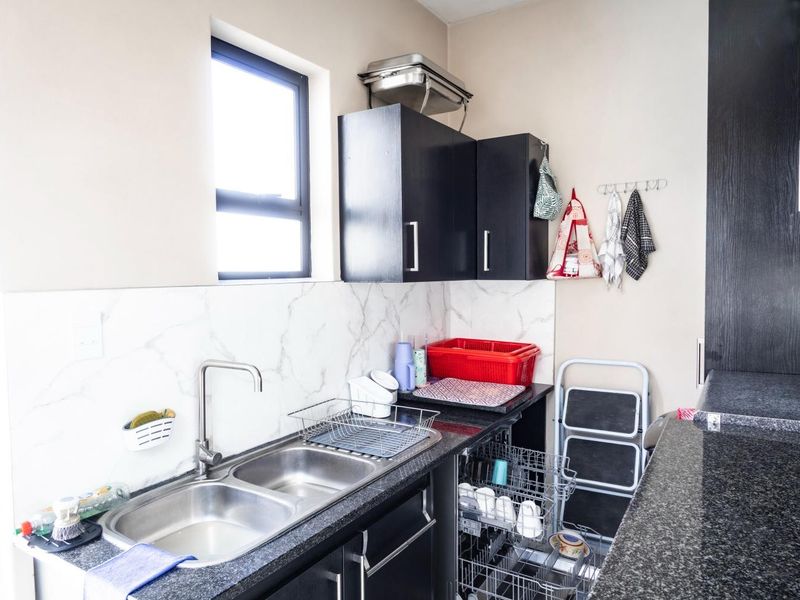 Luxurious and spacious 5 Bedroom Home with Flatlet - Kleine Kuppe - Photo 5