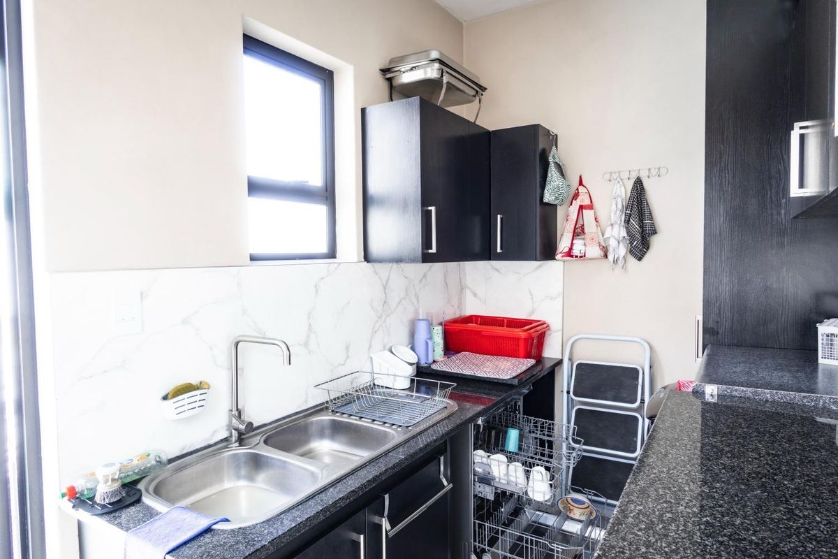 Luxurious and spacious 5 Bedroom Home with Flatlet - Kleine Kuppe - Photo 5