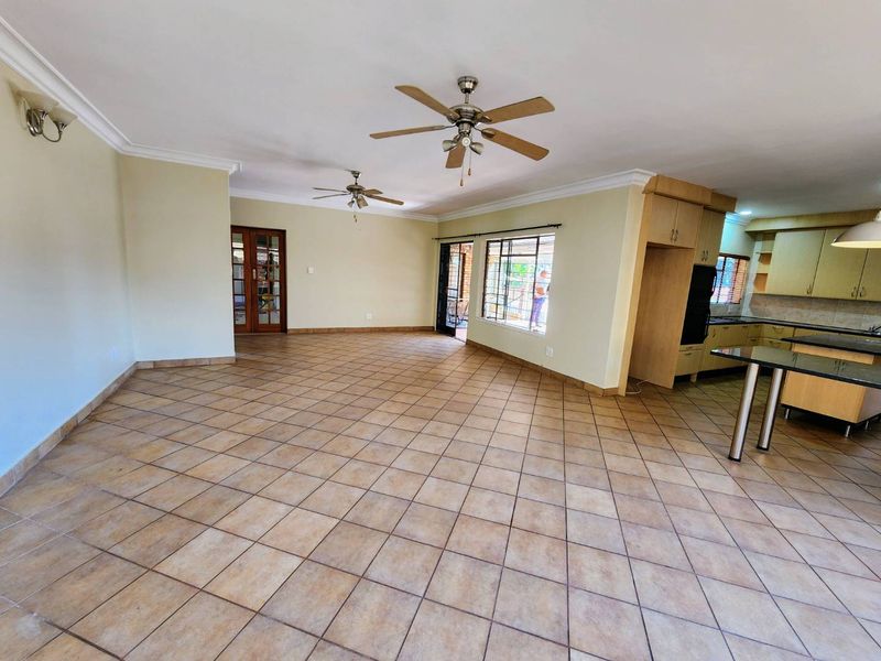 Space for the Whole Family: Prime Magalieskruin Property with Separate 2-Bed Flat - Photo 6