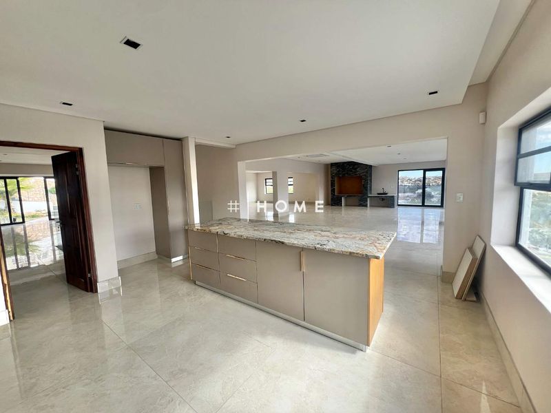 Luxury Property with 5 Bedrooms and 1-Bedroom flat - Photo 9