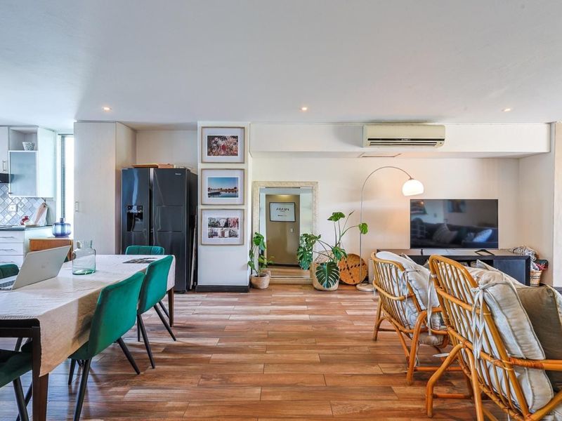 Modern 2 Bedroom Townhouse in Sought-After Lombardy Estate - Photo 3