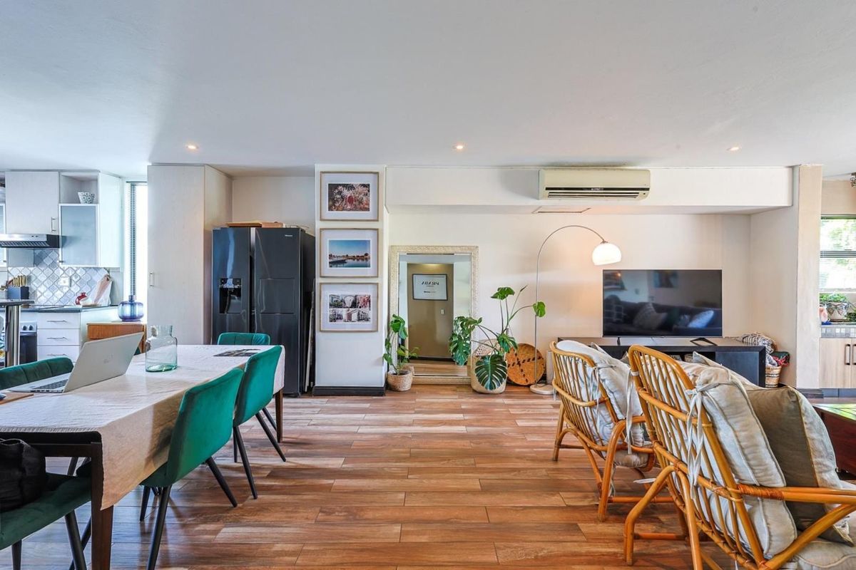 Modern 2 Bedroom Townhouse in Sought-After Lombardy Estate - Photo 3