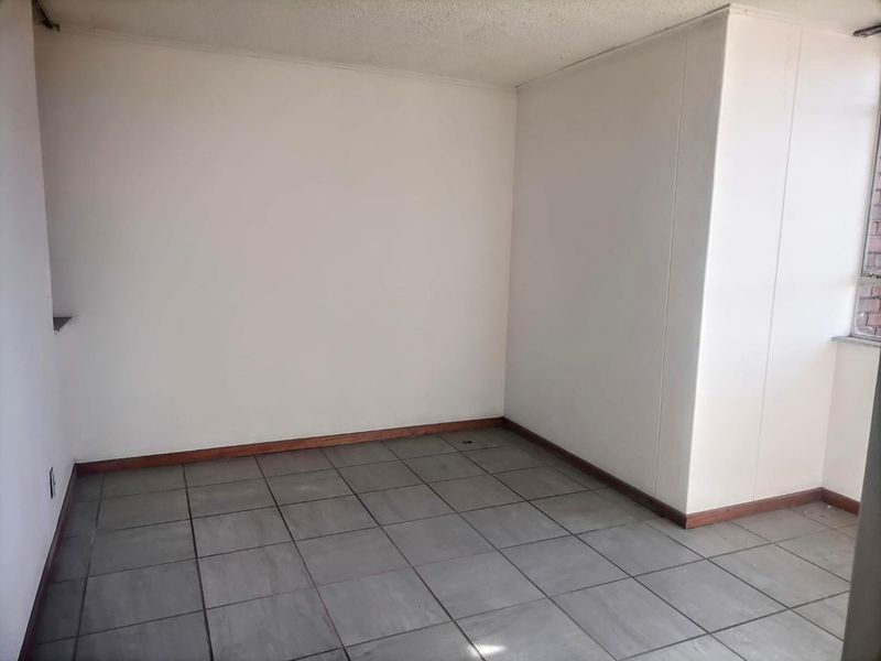 **Spacious 2-Bedroom Apartment – Great Investment Opportunity** - Photo 6