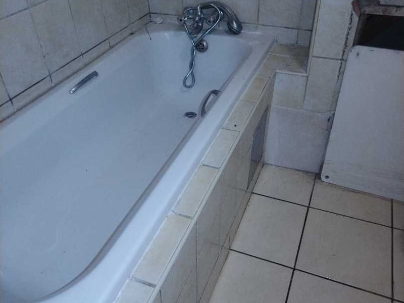 3 Bedroom in Zwartkop for rent - Photo 6