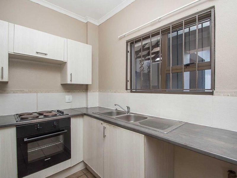 2 Bedroom Apartment in Honeydew - Photo 9