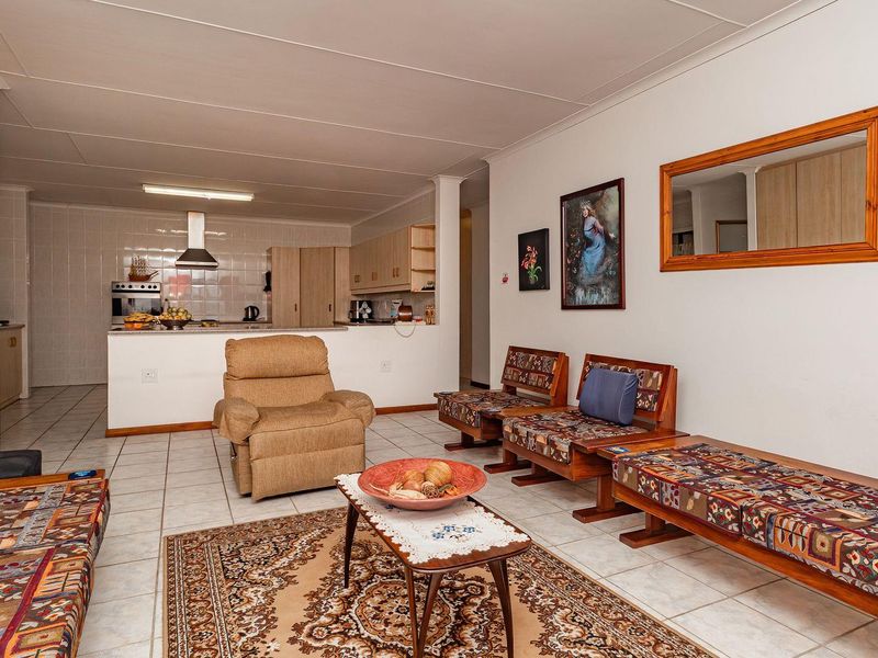 Spacious 3 Bedroom house in Fraaiuitsig on the Garden Route - Photo 10