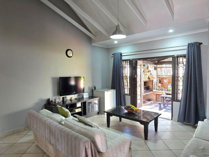 NEW LISTING IN BOSVELDRUS! FULL TITLE, POOL & LAPA! - Photo 4
