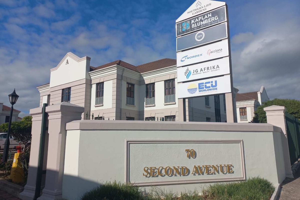1st floor vacancy with secure office park, available 1 November! - Photo 2