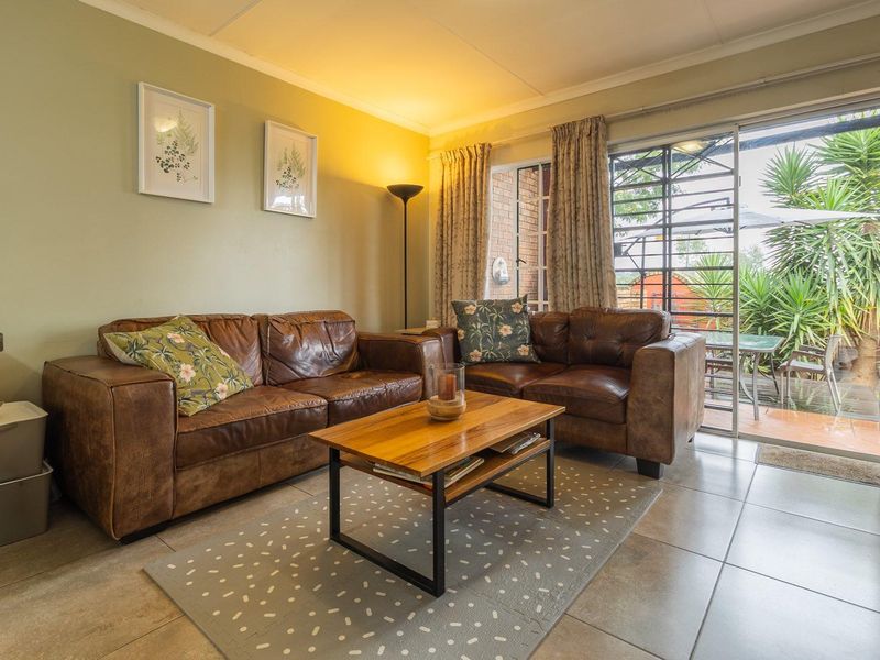 Neat & Tidy, Two bedroom simplex in security estate - Moreleta Park - Photo 2