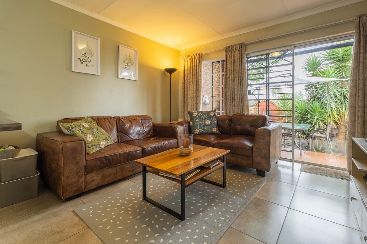 Neat & Tidy, Two bedroom simplex in security estate - Moreleta Park - Photo 2