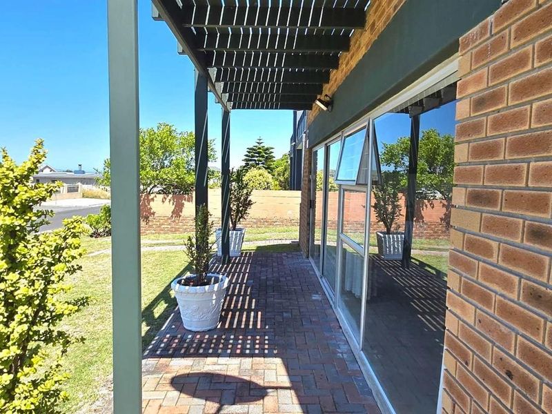 Spacious Coastal Dual Living Home with Distant Sea Views in Franskraal - Photo 3