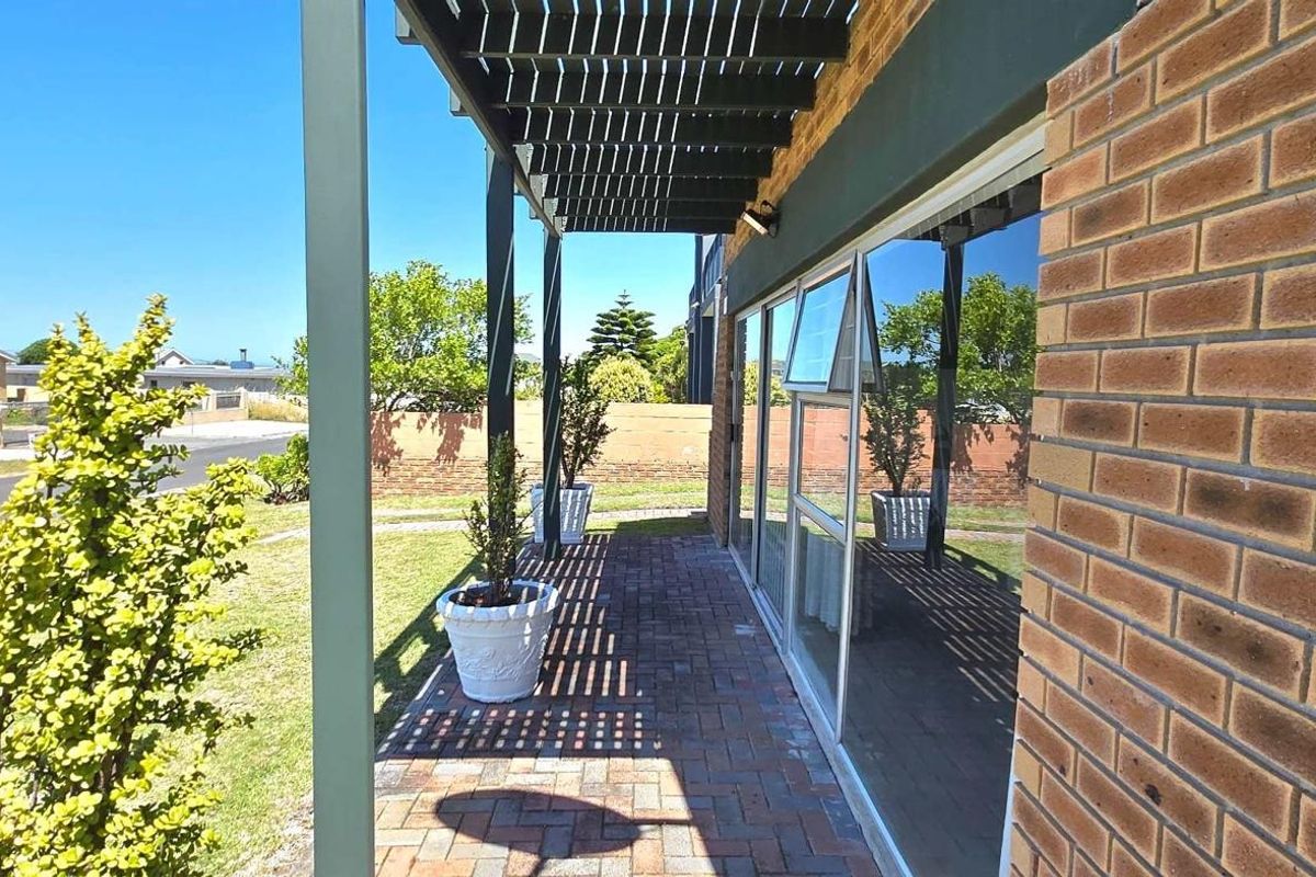 Spacious Coastal Dual Living Home with Distant Sea Views in Franskraal - Photo 3