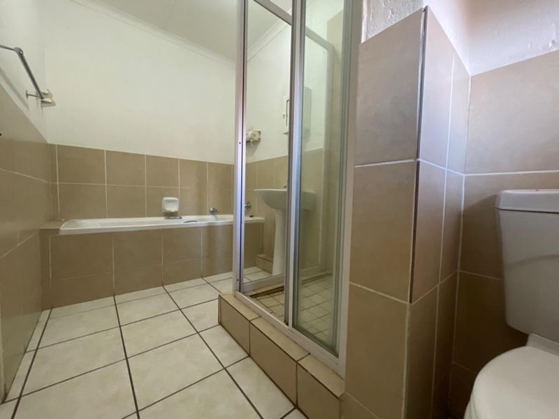 A stunning 2 Bedroom and 1 Bathroom Upstairs Apartment. - Photo 5