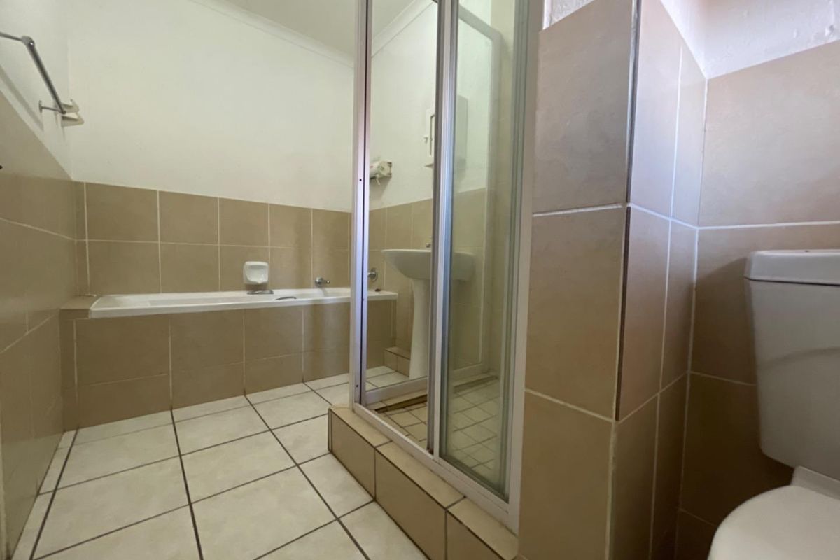 A stunning 2 Bedroom and 1 Bathroom Upstairs Apartment. - Photo 5