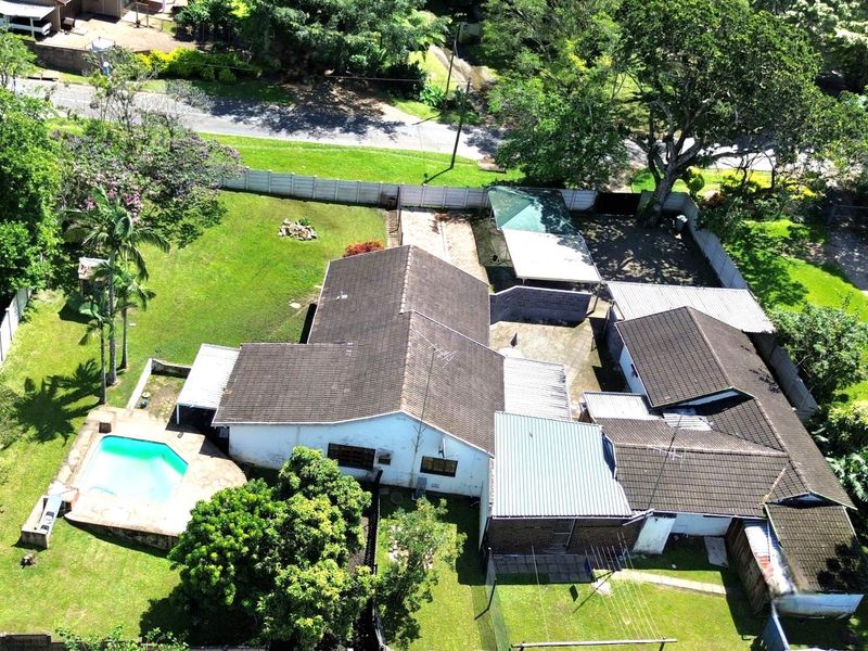 BEAUTIFUL FAMILY HOME WITH COTTAGE – PADFIELD PARK - Photo 2