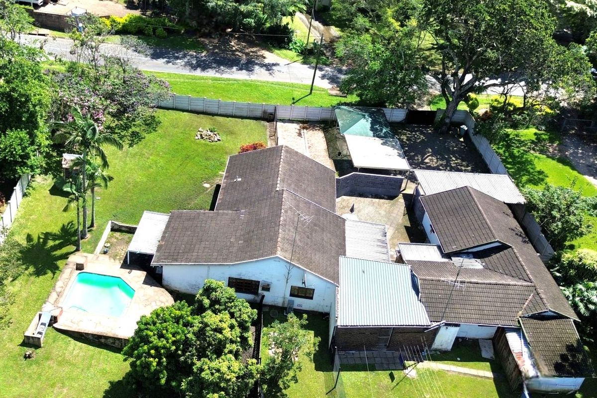 BEAUTIFUL FAMILY HOME WITH COTTAGE – PADFIELD PARK - Photo 2