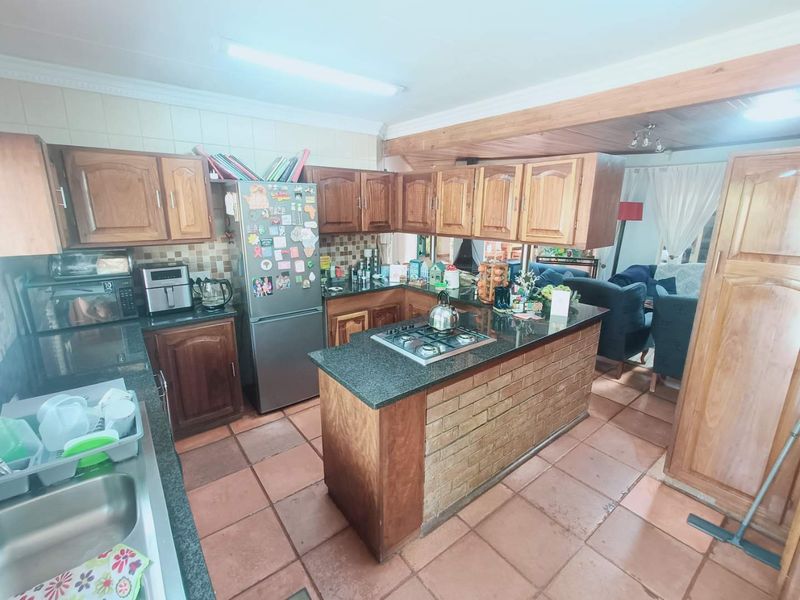 BEAUTIFUL FAMILY HOUSE FOR SALE IN ZWARTKOP!!!!!! - Photo 2