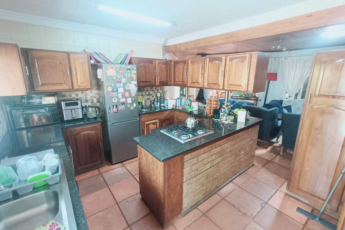 BEAUTIFUL FAMILY HOUSE FOR SALE IN ZWARTKOP!!!!!! - Photo 2