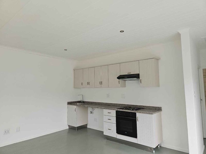 One Bedroom Unfurnished Apartment Central Pringle Bay - Photo 3