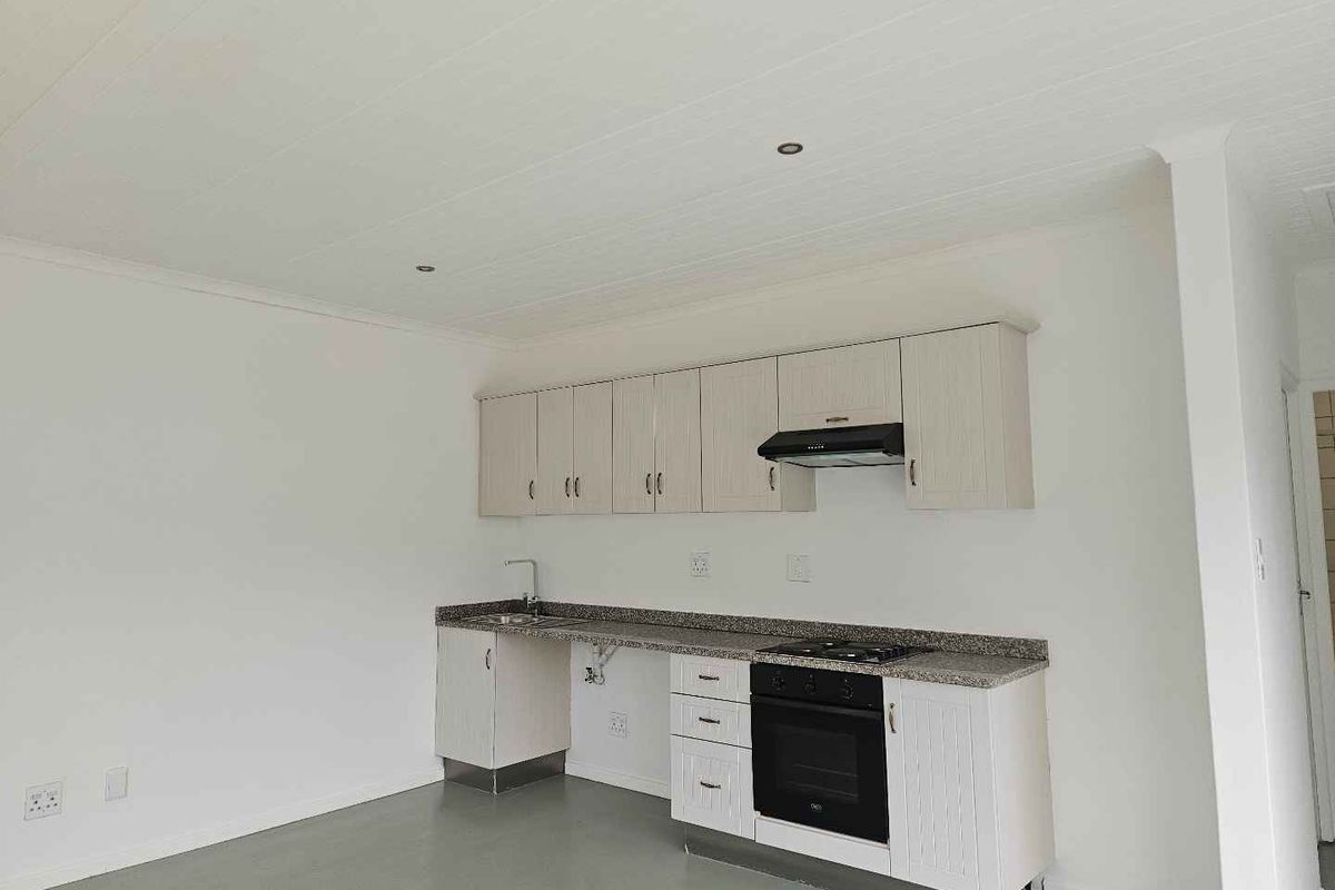 One Bedroom Unfurnished Apartment Central Pringle Bay - Photo 3