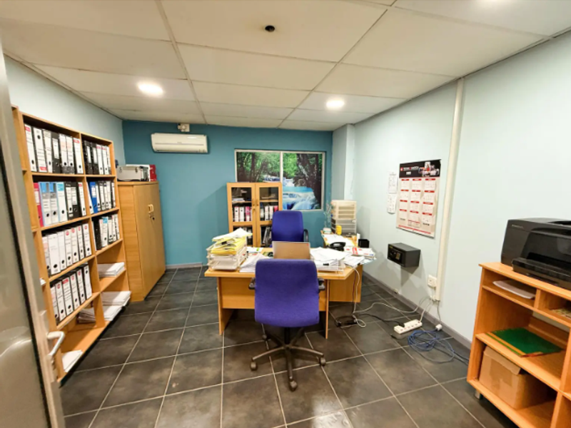 Large Trendy High-Spec Office Block with warehouse or workshop to Let - Photo 8