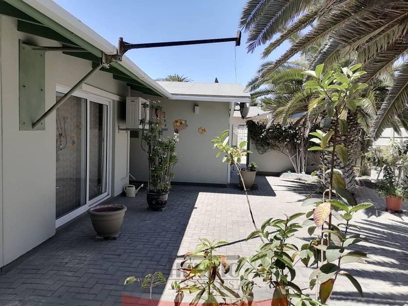 A Classic in Sought After Area - SOLE MANDATE - Photo 7