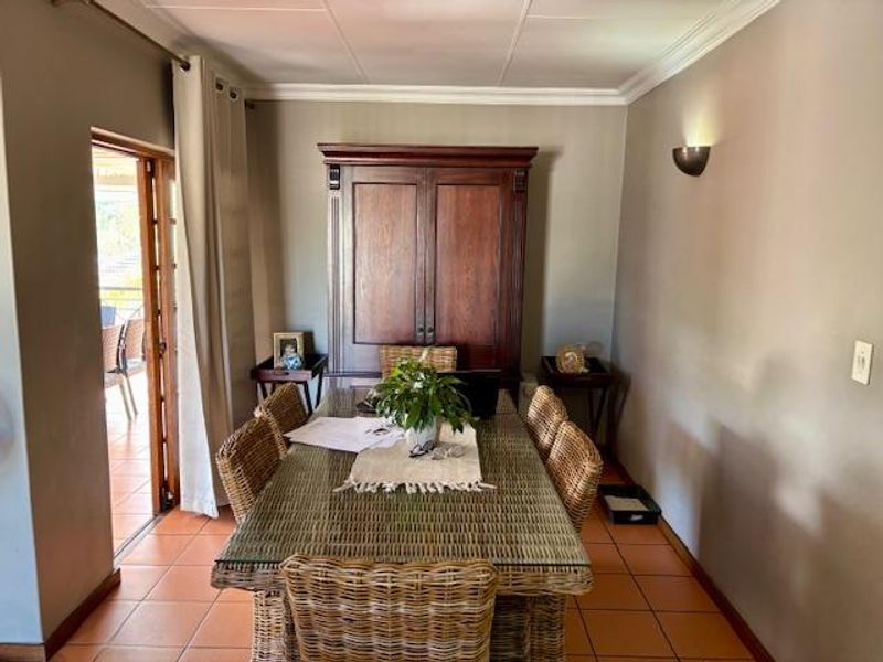 Exquisite property for the discerning young family or professional couple! - Photo 4